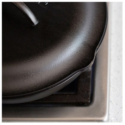 LODGE-Cast-Iron-Lid-30,48-cm-02