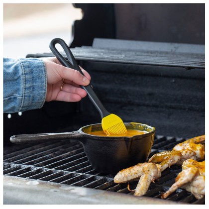 LODGE Cast Iron Melting Pot with Silicone Brush