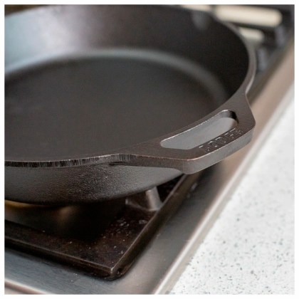 LODGE Cast Iron Pan 2 Handles 26.04 cm